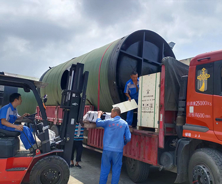 我司用戶定制玻璃鋼一體化預(yù)制泵站生產(chǎn)完成裝車發(fā)貨現(xiàn)場，應(yīng)用鹽亭污水收集提升項目！